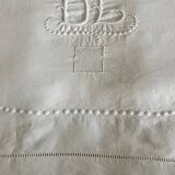 Drap ancien, broderies et monogramme DL