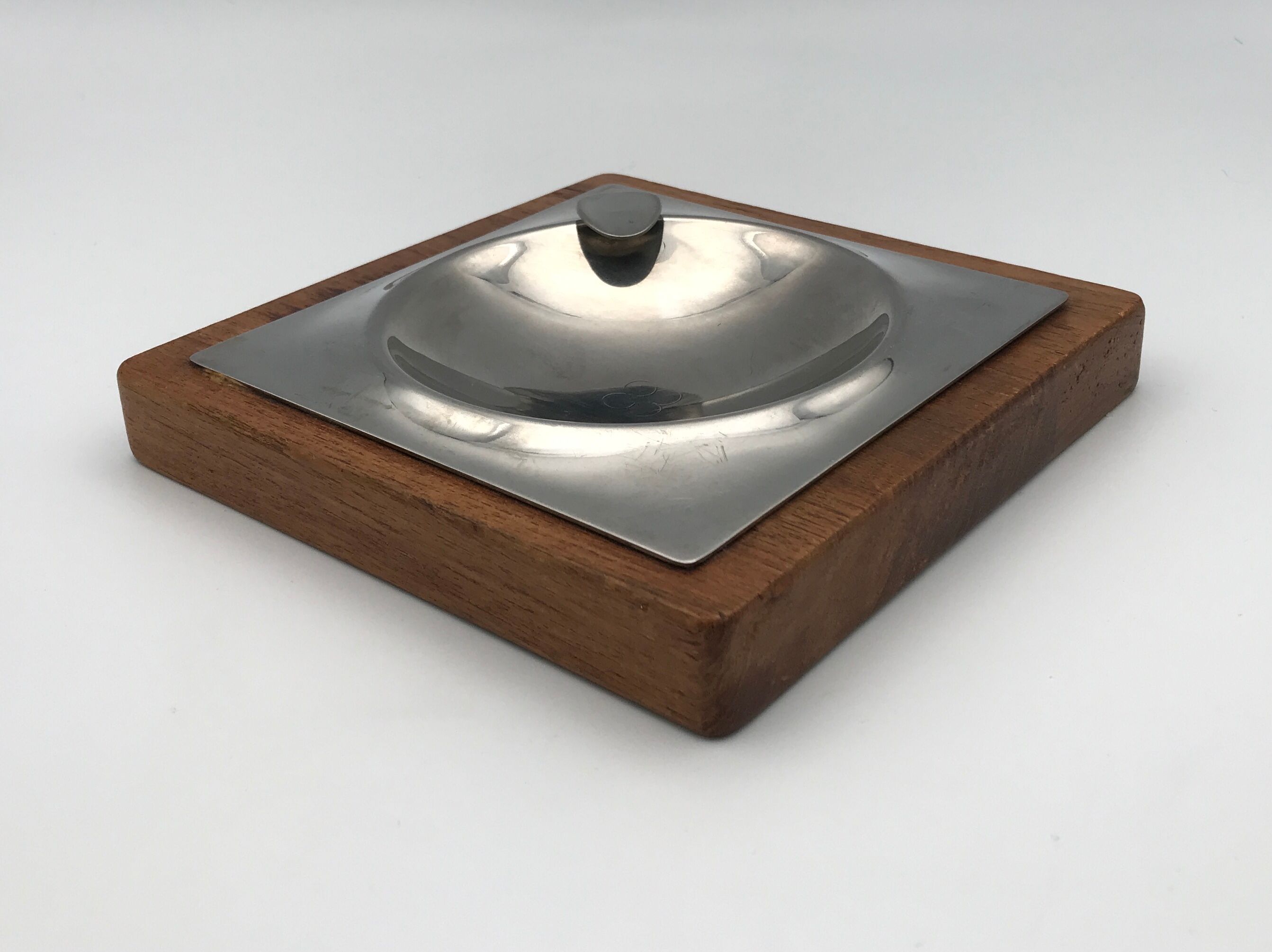 Cendrier design moderniste en bois et métal inox 16 x 16 cm