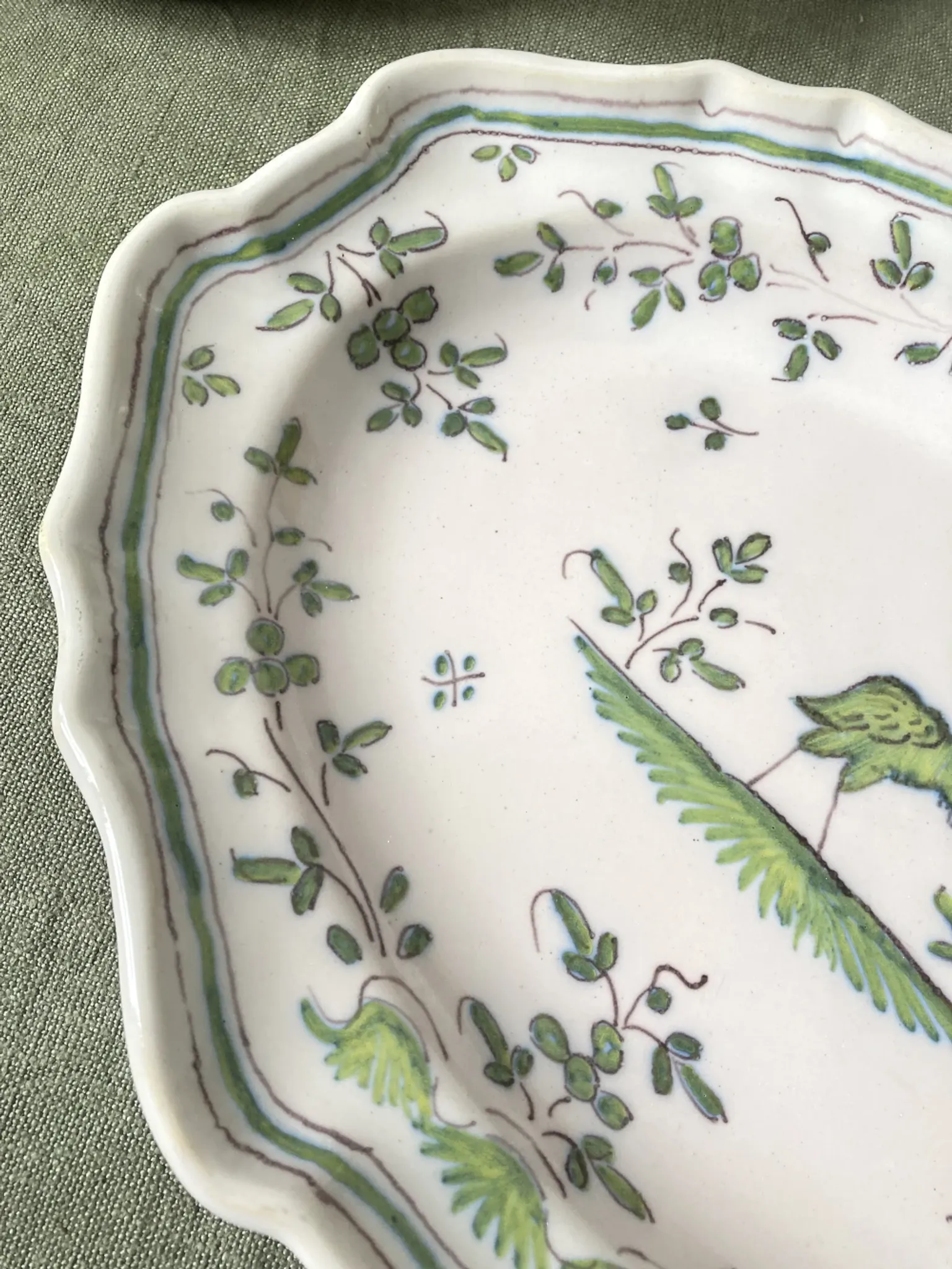 Plat ovale chantourné en faïence de Martres-Tolosane, XIXe siècle