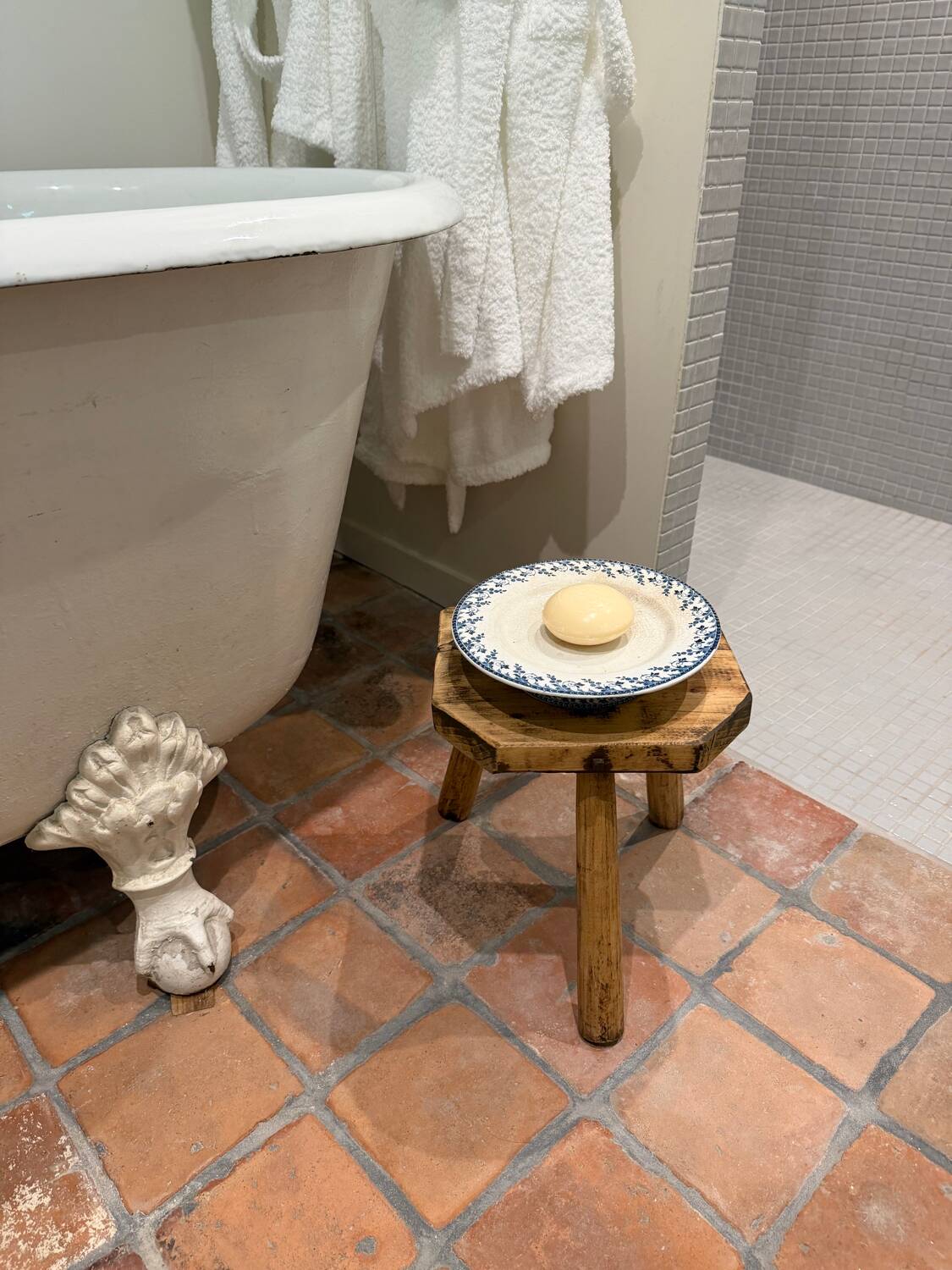 Plate on pedestal in Gien ironstone model Montigny