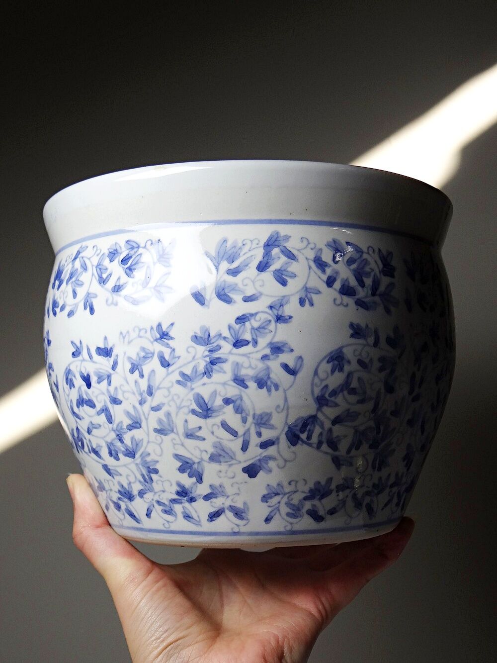 Vintage Chinese cache-pot in blue and white porcelain with a floral design.