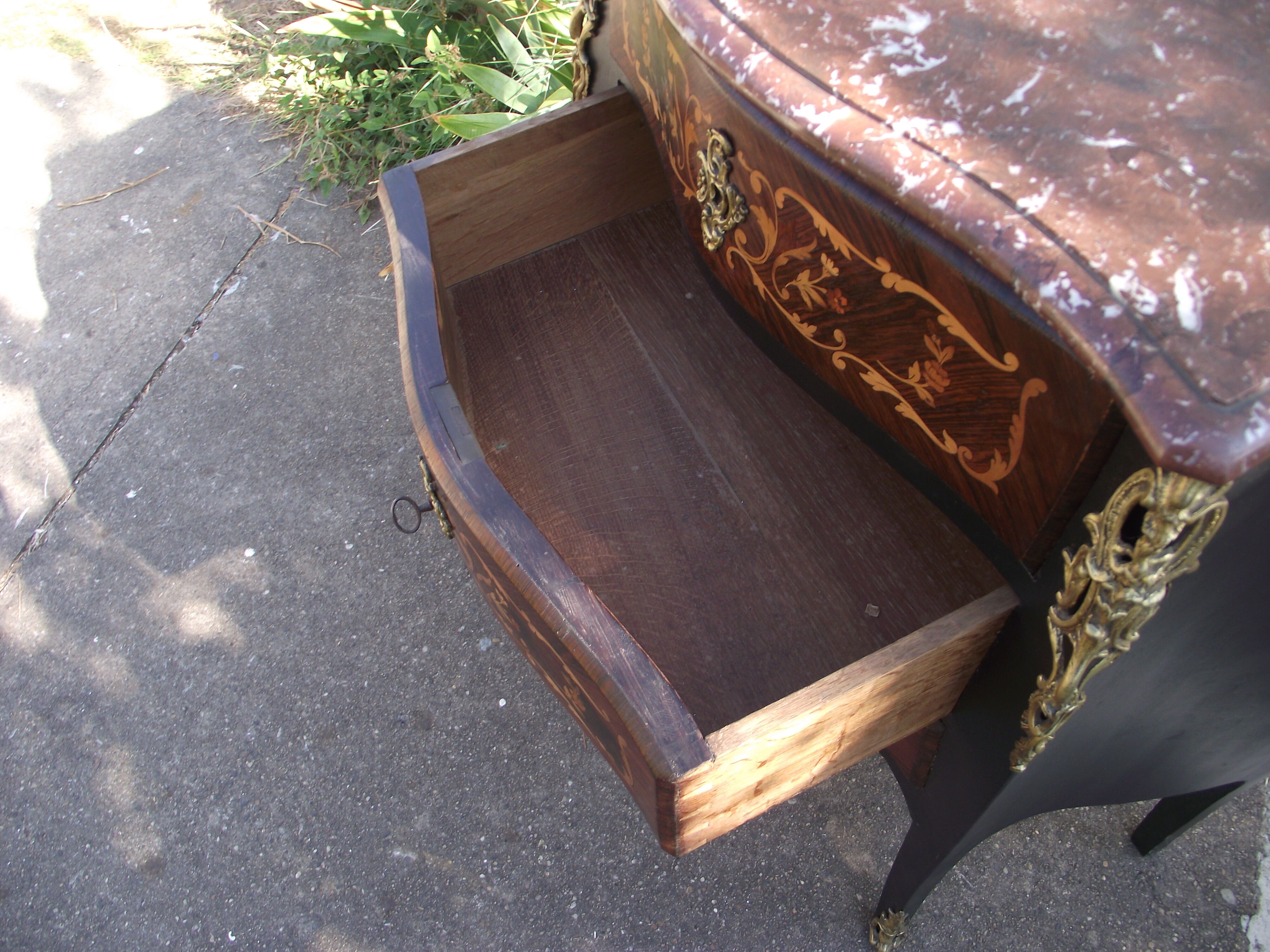 Chest of drawers between two Louis XV style late 19th early 20th.