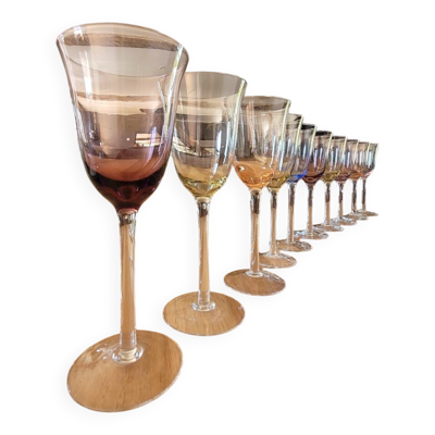 10 verres à pied en verre coloré