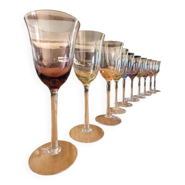 10 verres à pied en verre coloré
