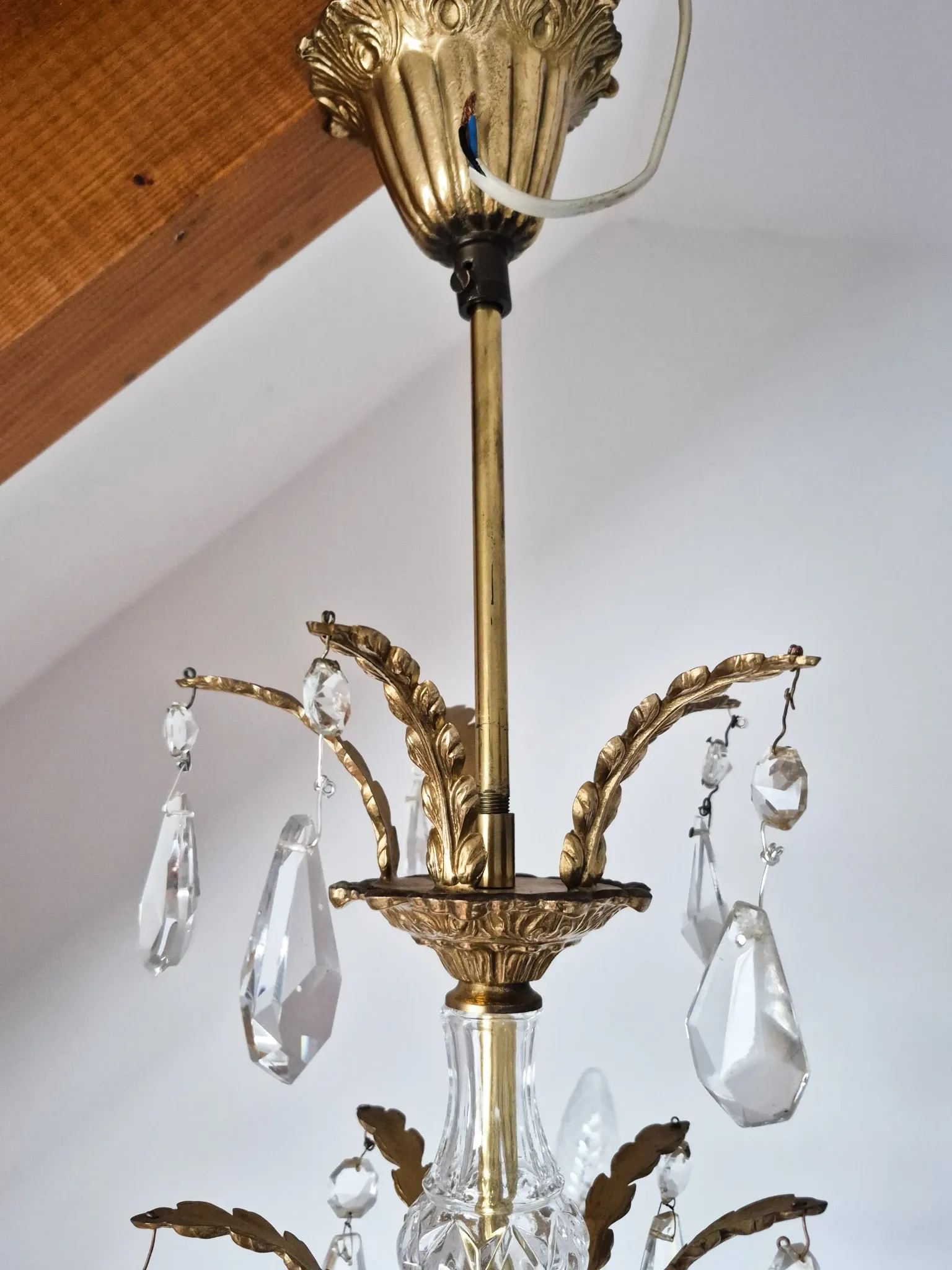 Antique chandelier with pendants, in bronze and glass pendants.