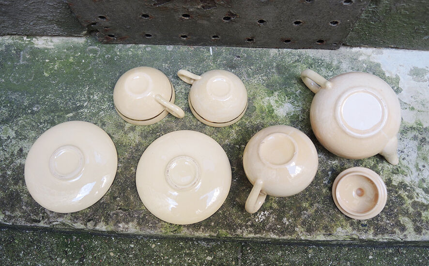 Former breakfast service at the earthenware bed with tray