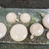 Former breakfast service at the earthenware bed with tray