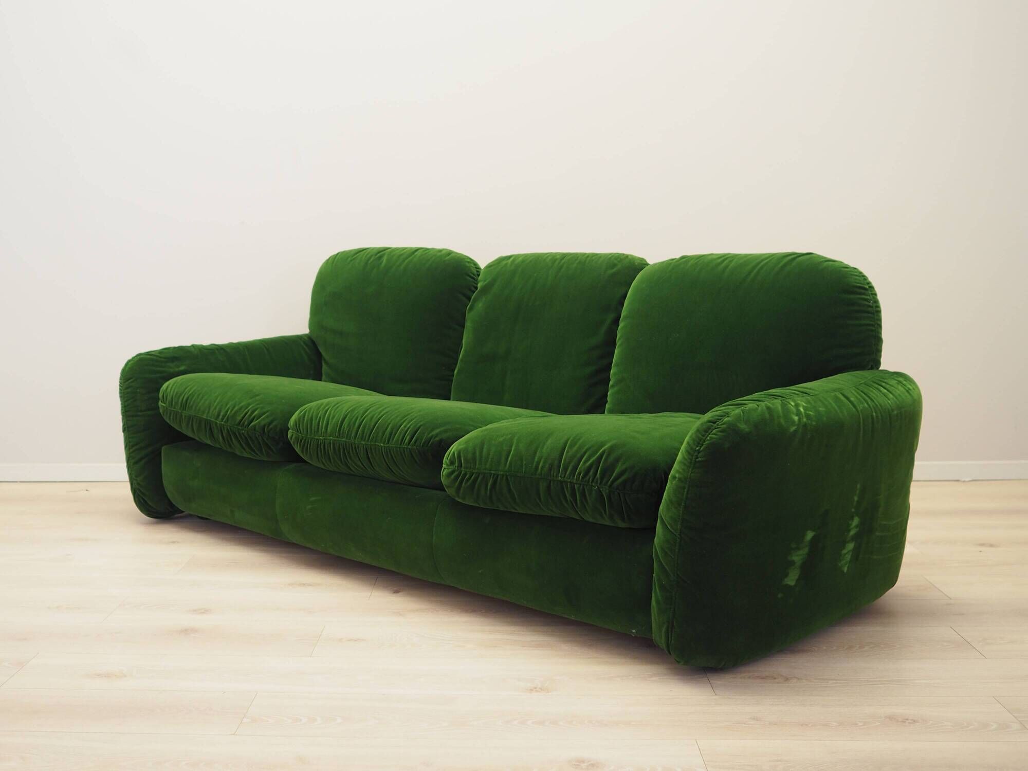 Green velour sofa, Italian design, 1970s, manufacturer: Busnelli, designer