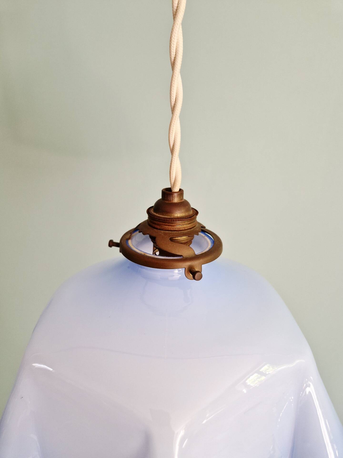 Art Deco suspension in pleated mauve opaline, 1920-30.