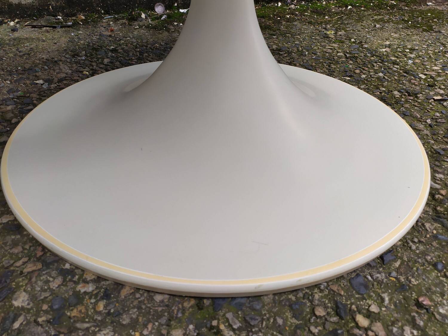 Vintage tulip foot table