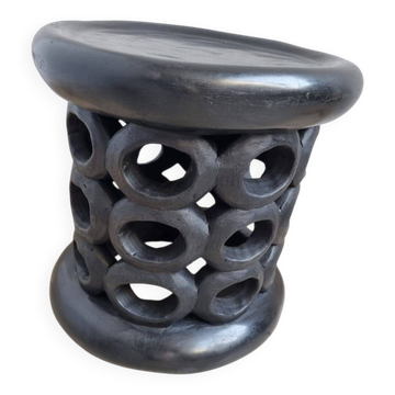 Tabouret Bamiléké noir en bois sculpté à anneaux
