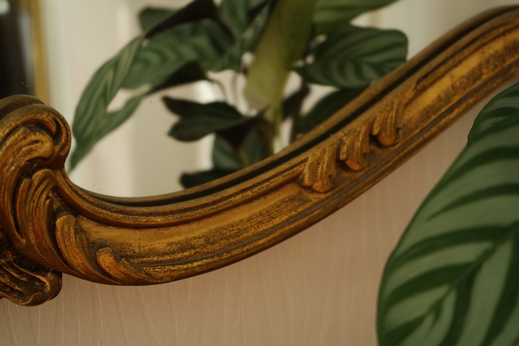 Miroir rocaille style Louis XV artisanal en bois doré XXème 80X65