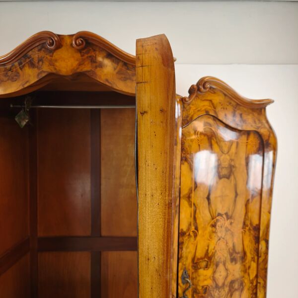 Grande armoire / penderie italienne antique – ronce de noyer, forme bombé