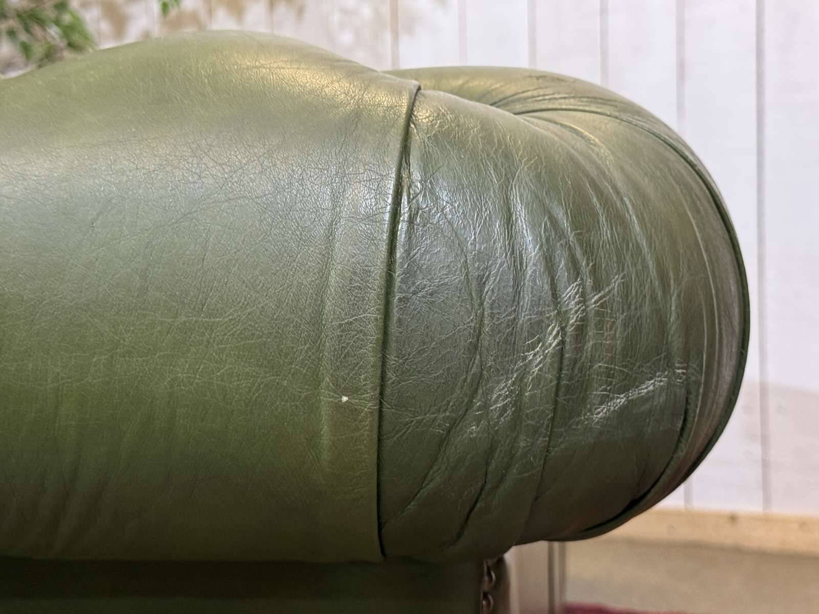 Chesterfield leather 3-seater sofa with mahogany legs - English craftsmanship