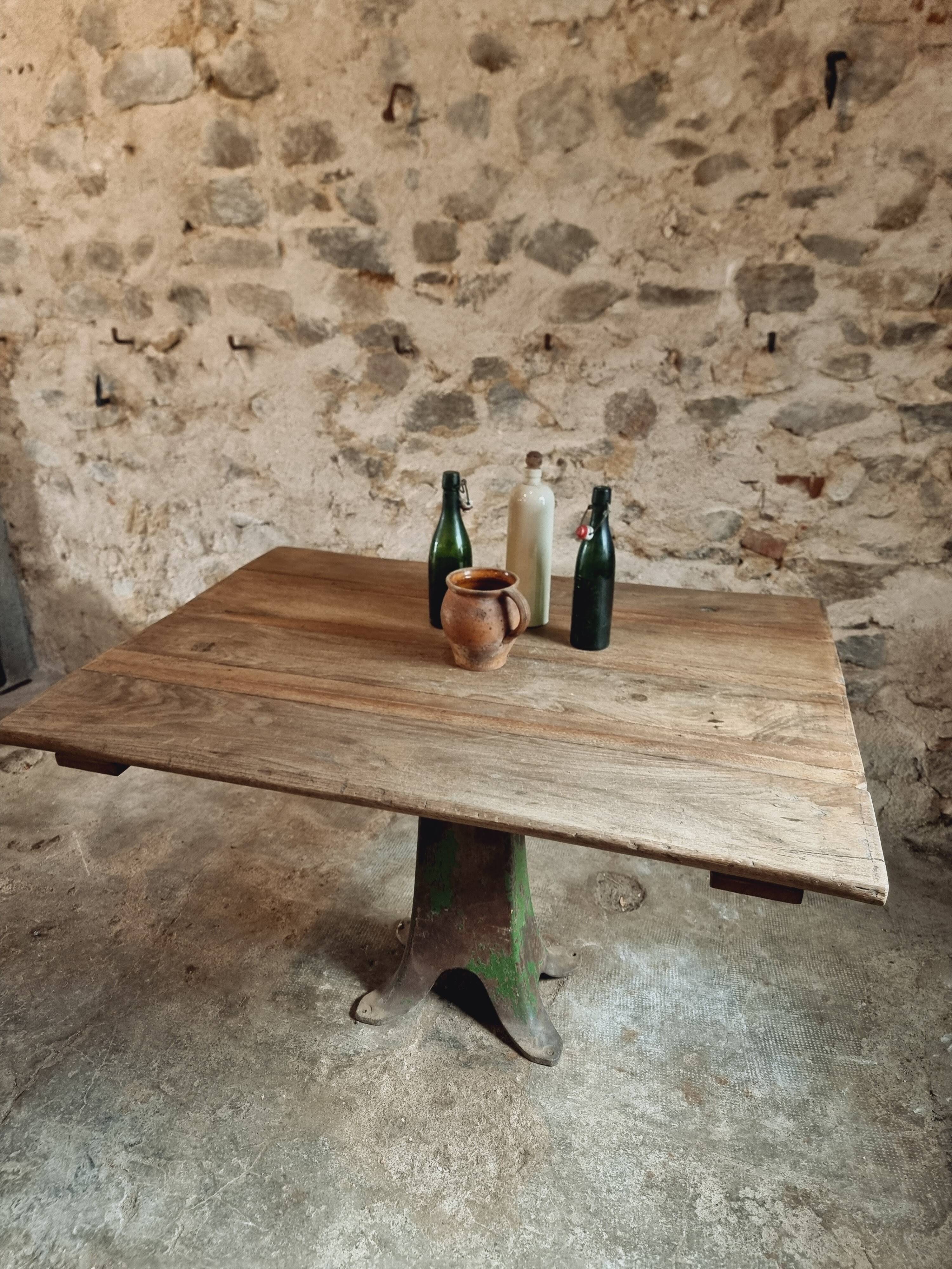 Table ancienne en chêne massif sur piètement en fonte – France, XVIIIe sièc