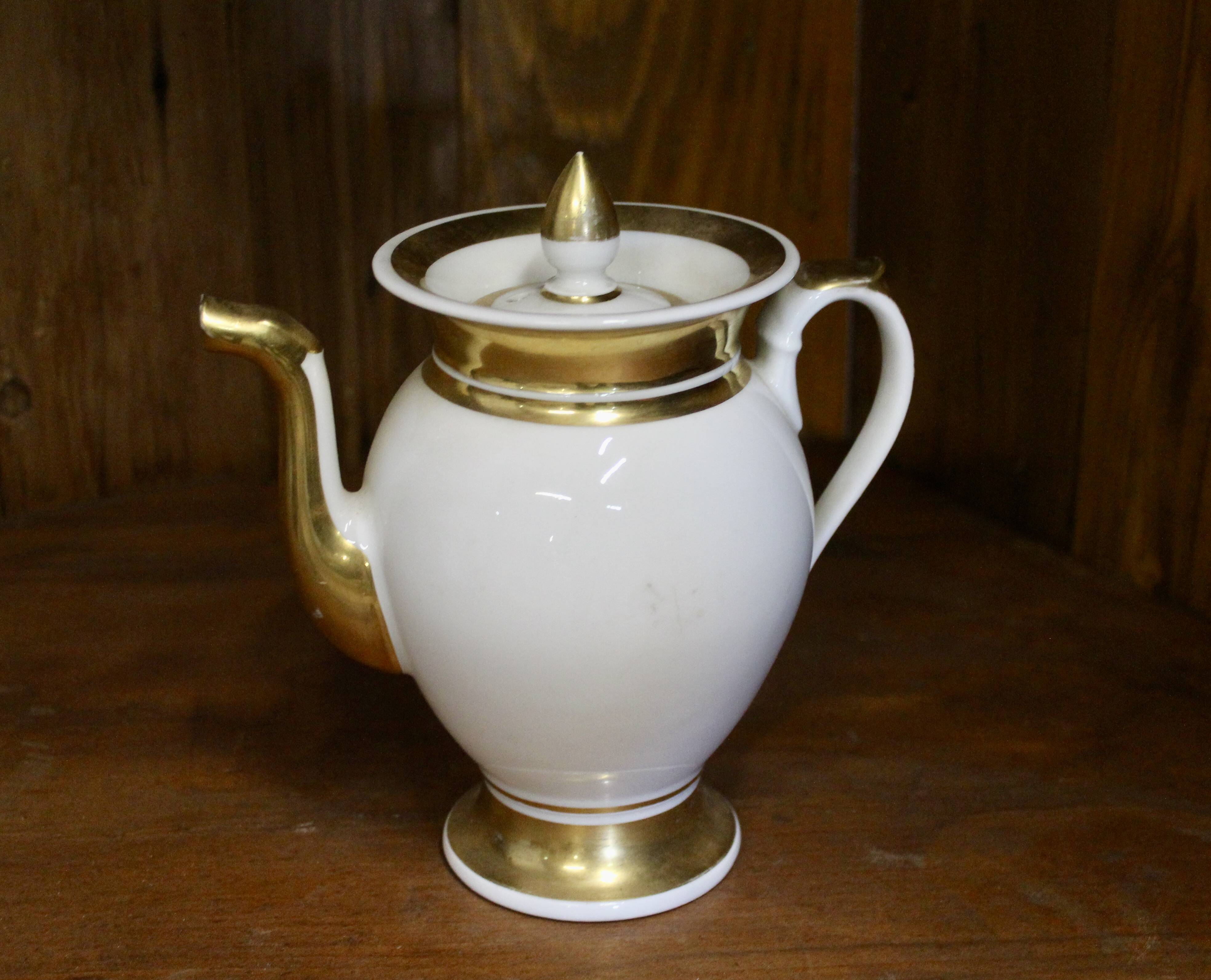 Verseuse en porcelaine de Paris, filets d'or, époque Empire