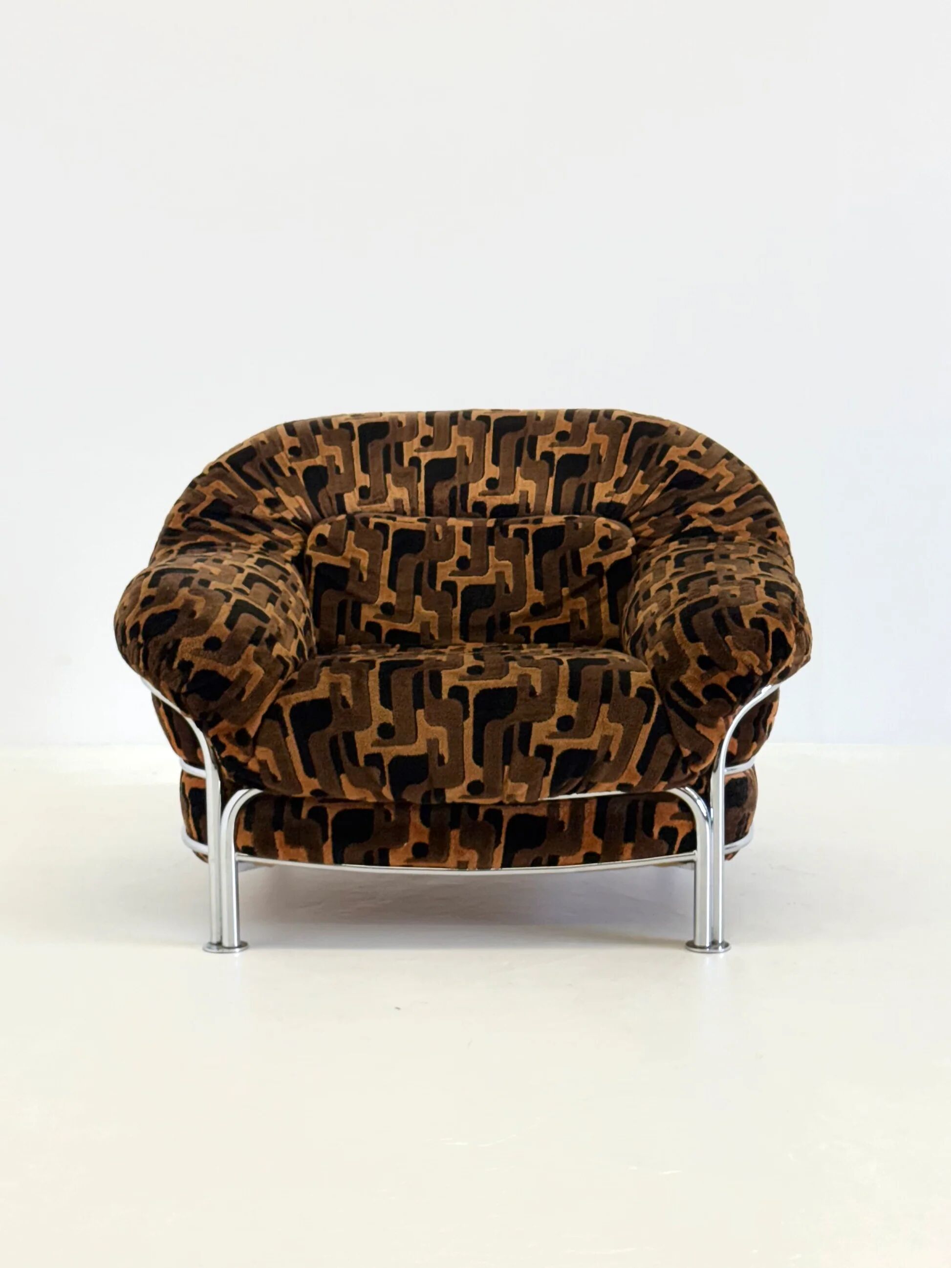 Vintage Italian lounge chairs with tubular frame