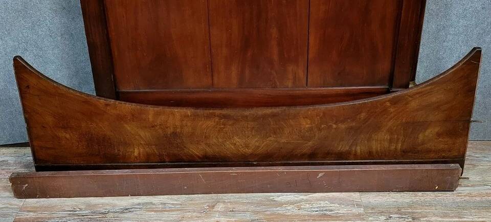 Rare Empire period mahogany bed with gilt bronze profiles circa 1800