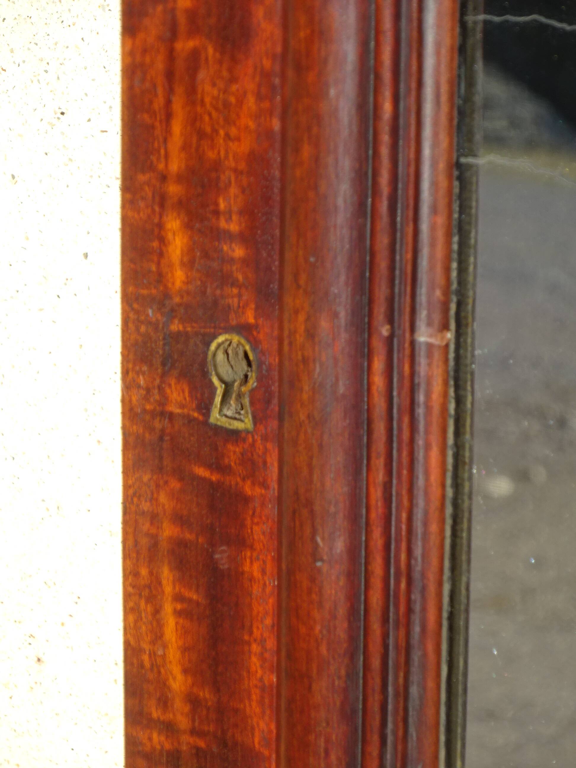 Large antique mirror in a flame mahogany frame; 132x82 cm