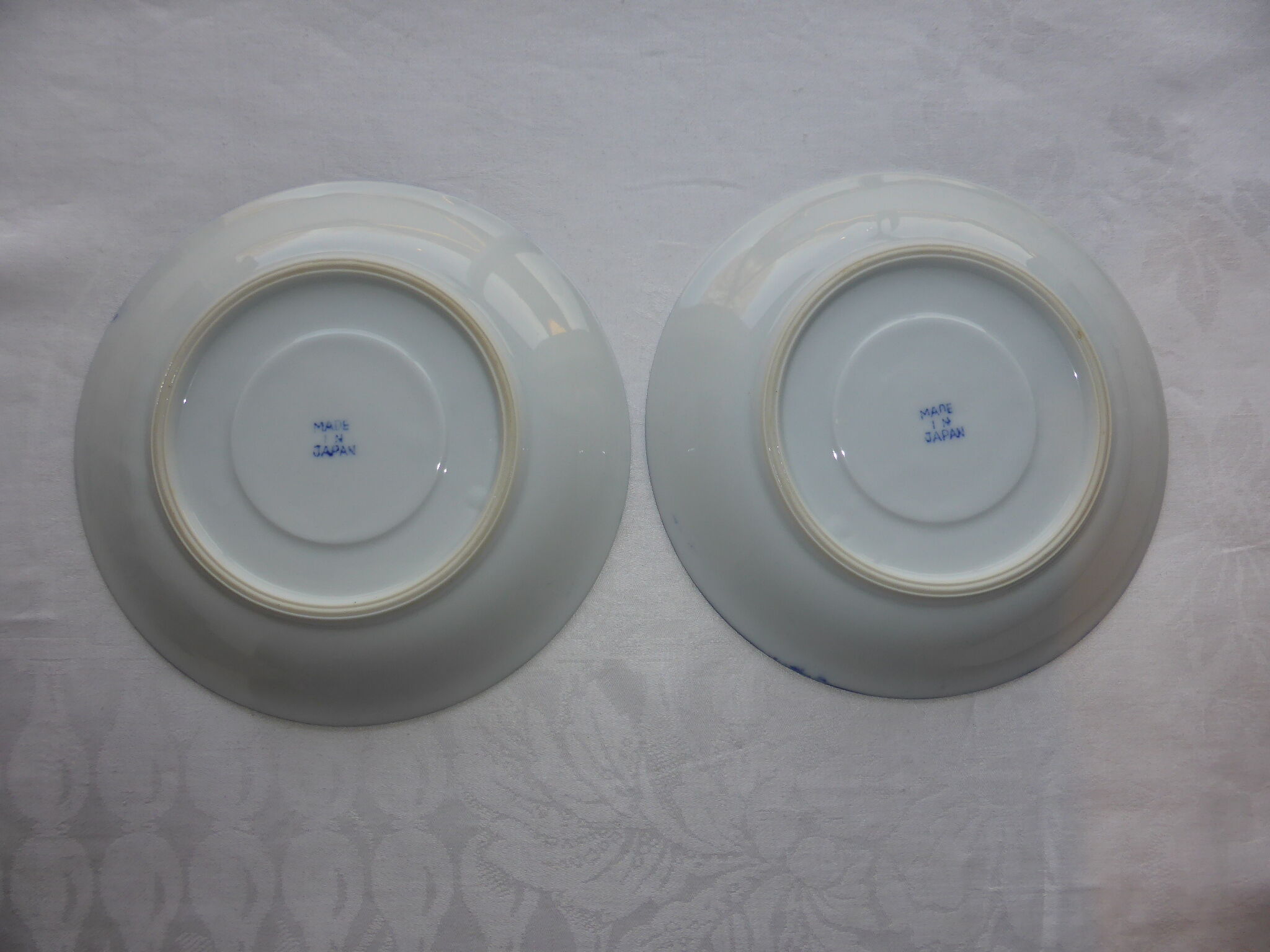 Paire de déjeuners anciens en porcelaine blanche à décor japonisant bleu