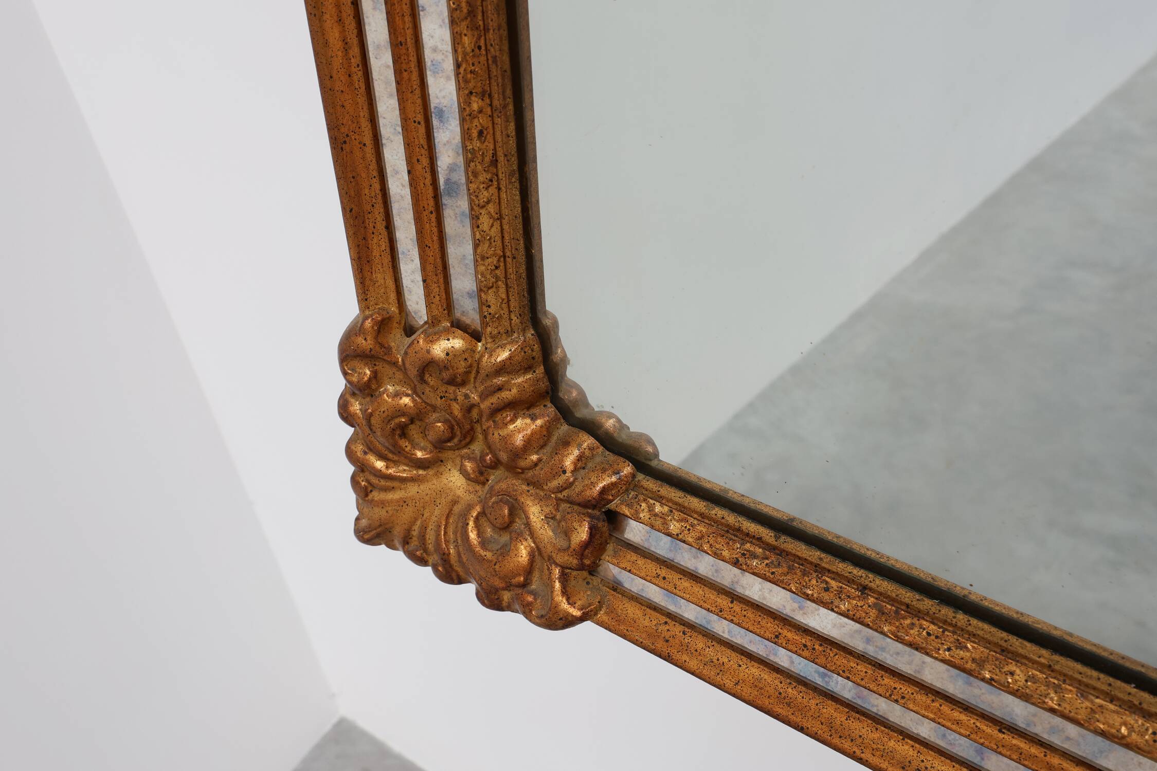 Large 20th century rectangle gilded Deknudt mirror in Baroque style, Belgiu