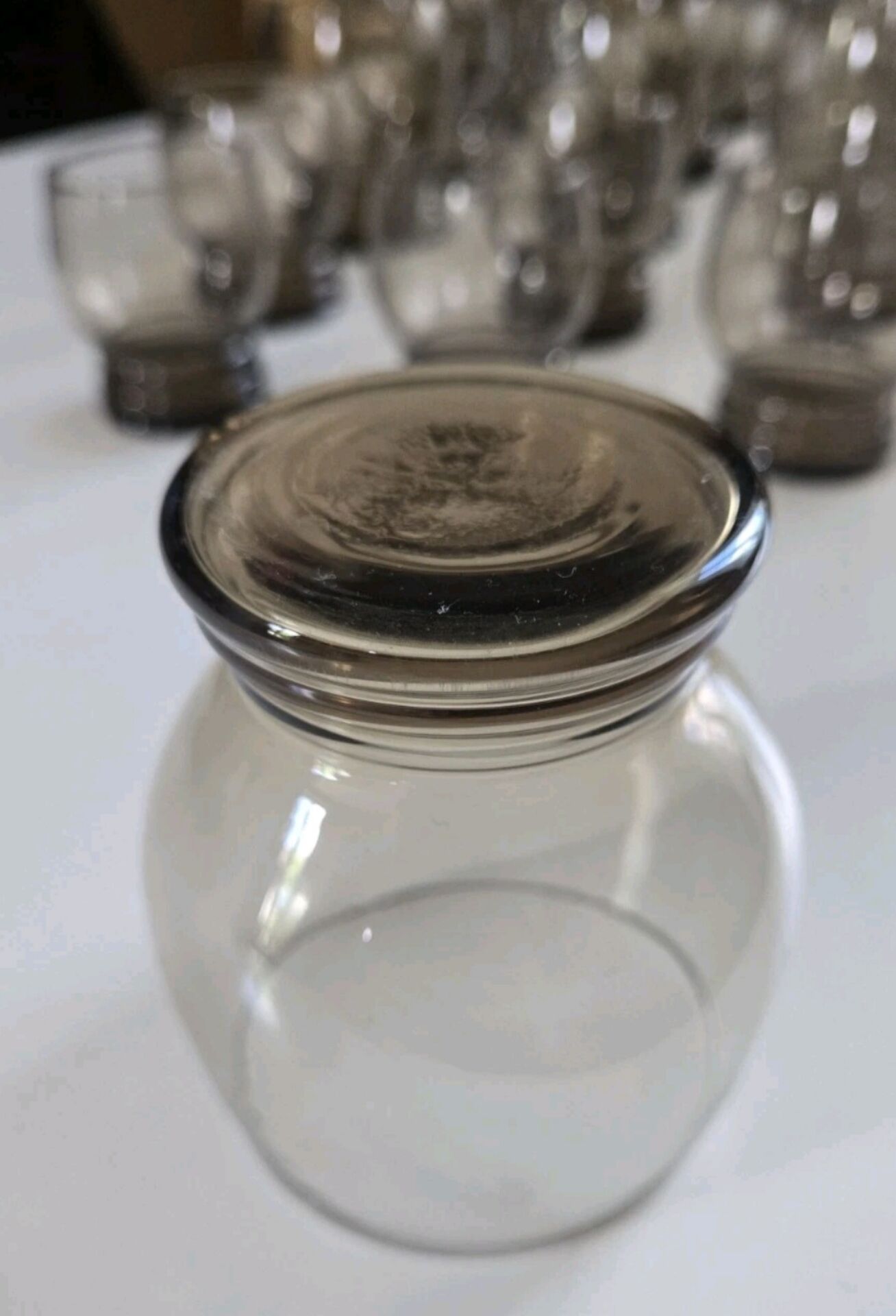 Magnificent Service of Tinted Glasses from the 50s-60s / 18 Glasses and 2 Jugs