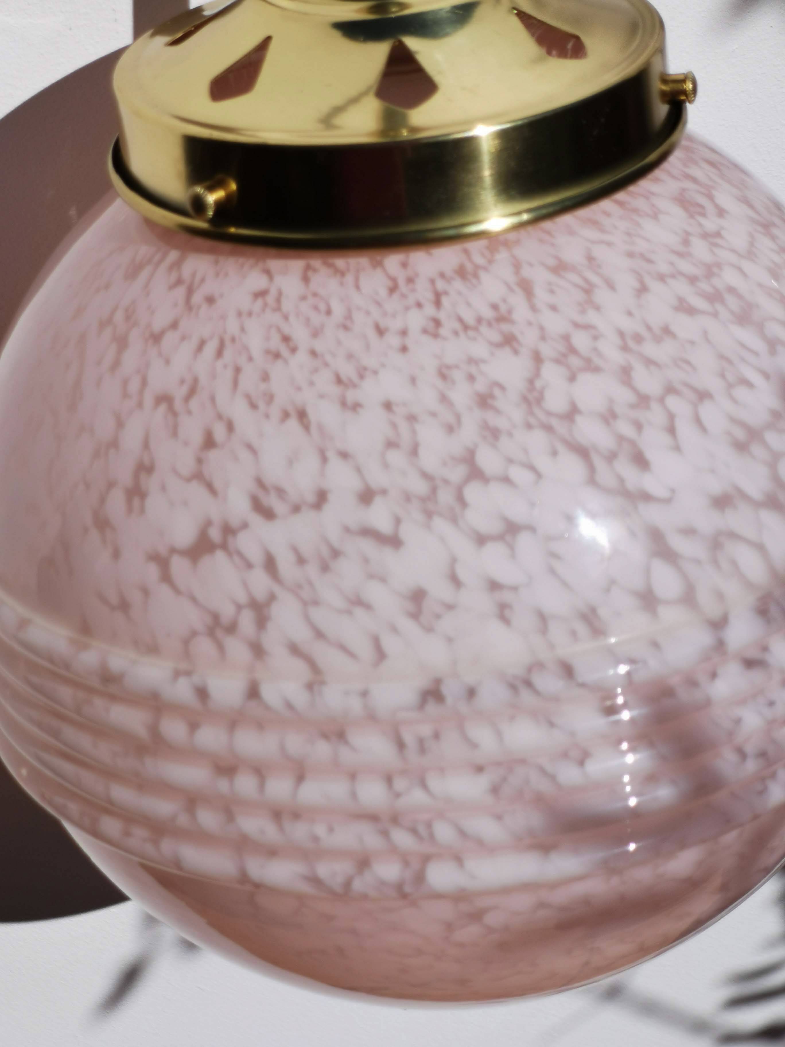 Suspension glass of pale pink clicy