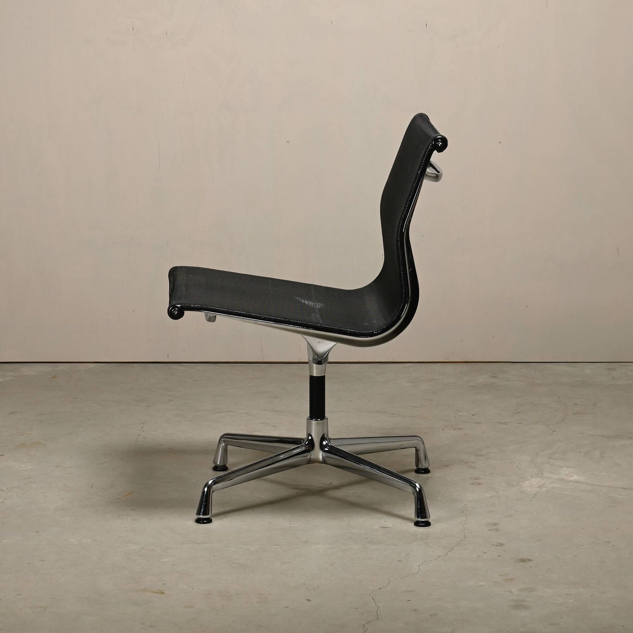 Eames Aluminum Group EA106 Dining Chairs in Black Netweave Mesh, Vitra