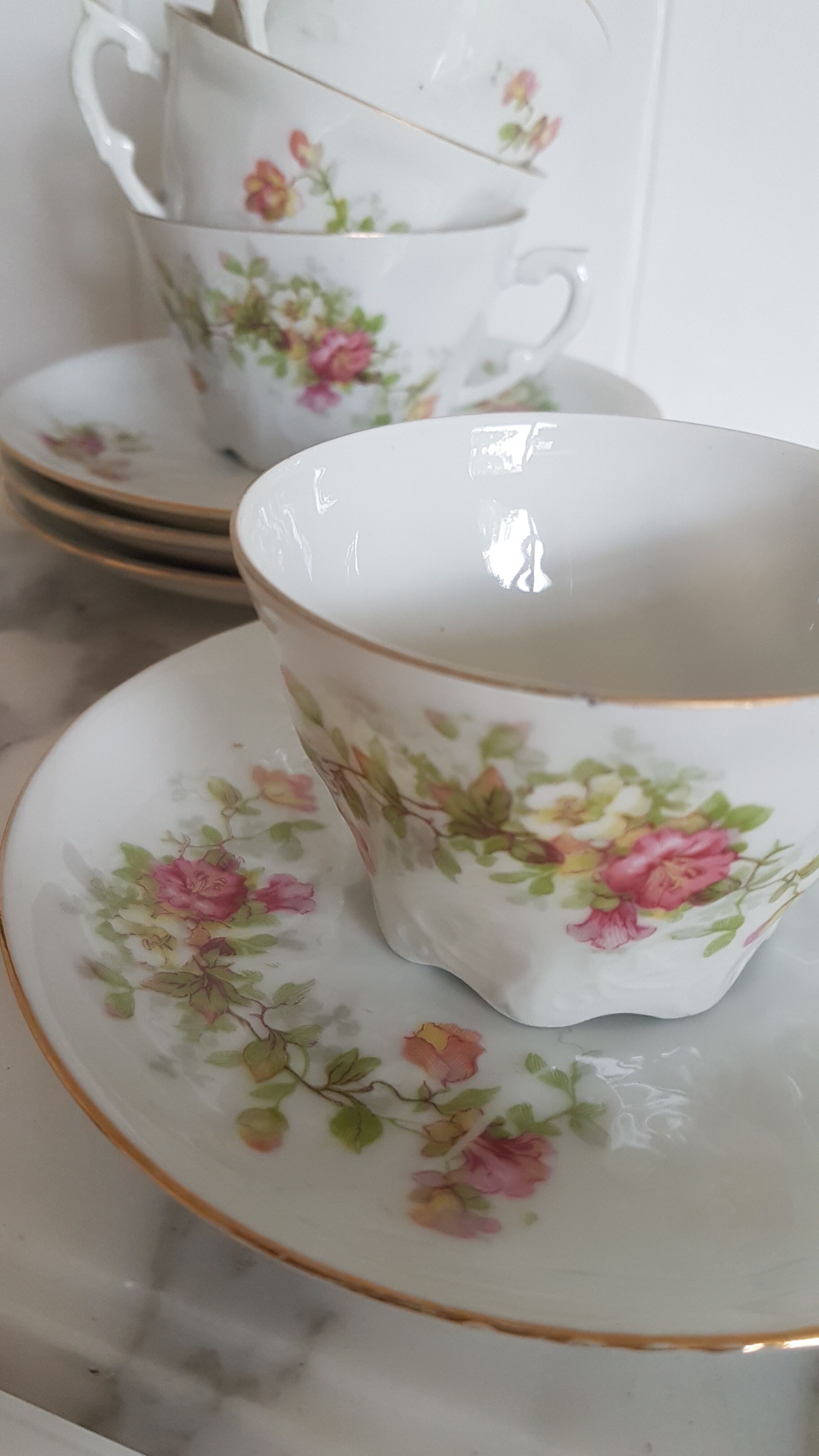 Tea service 4 cups of fine porcelain