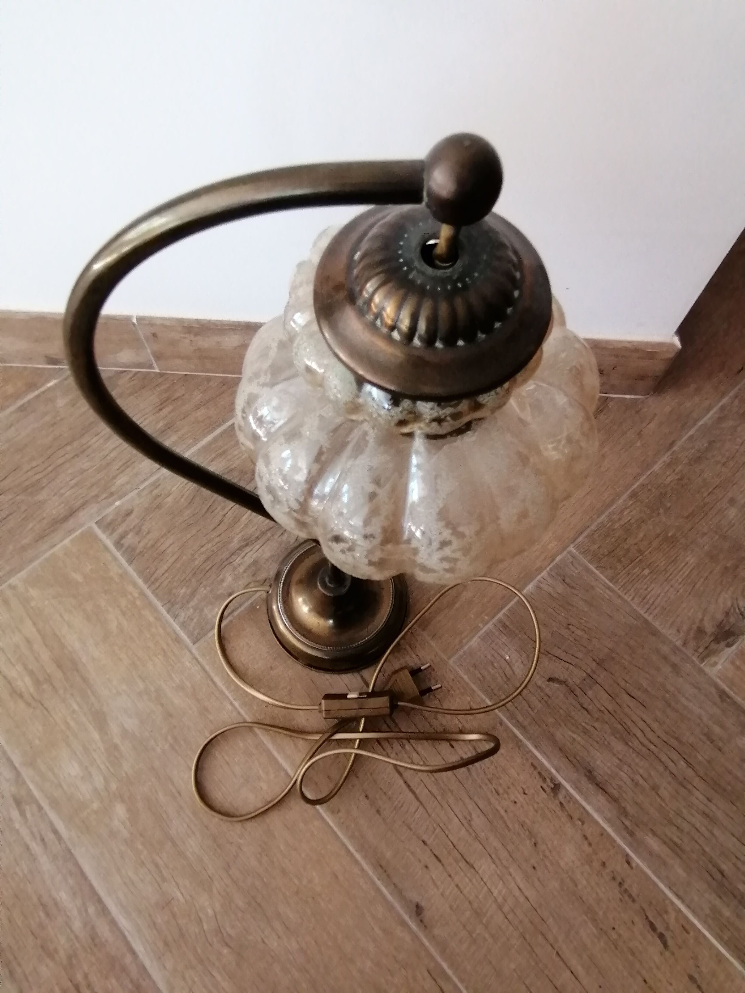 Lamp to lay seen Delmas