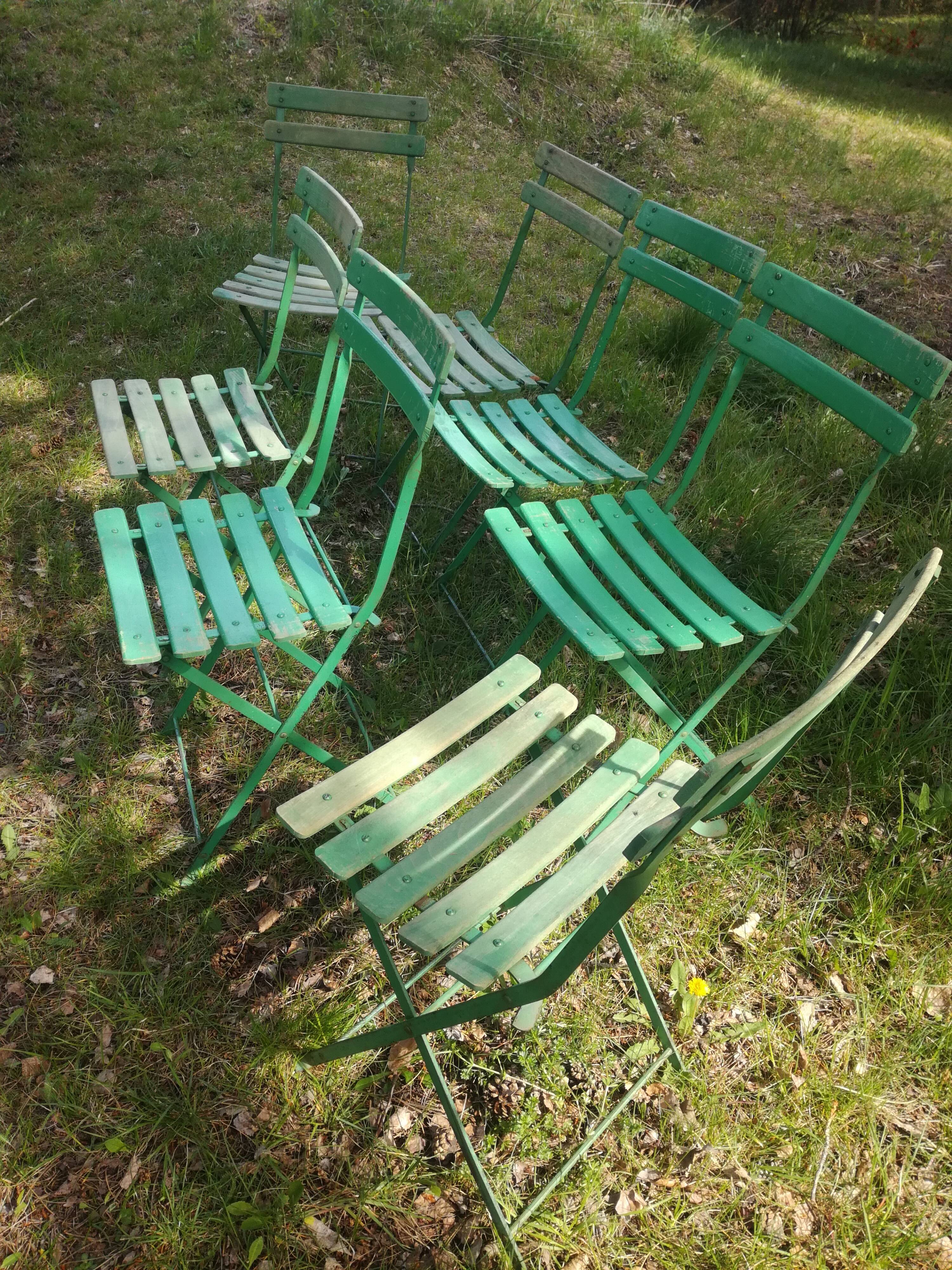 Sept chaises de jardin anciennes