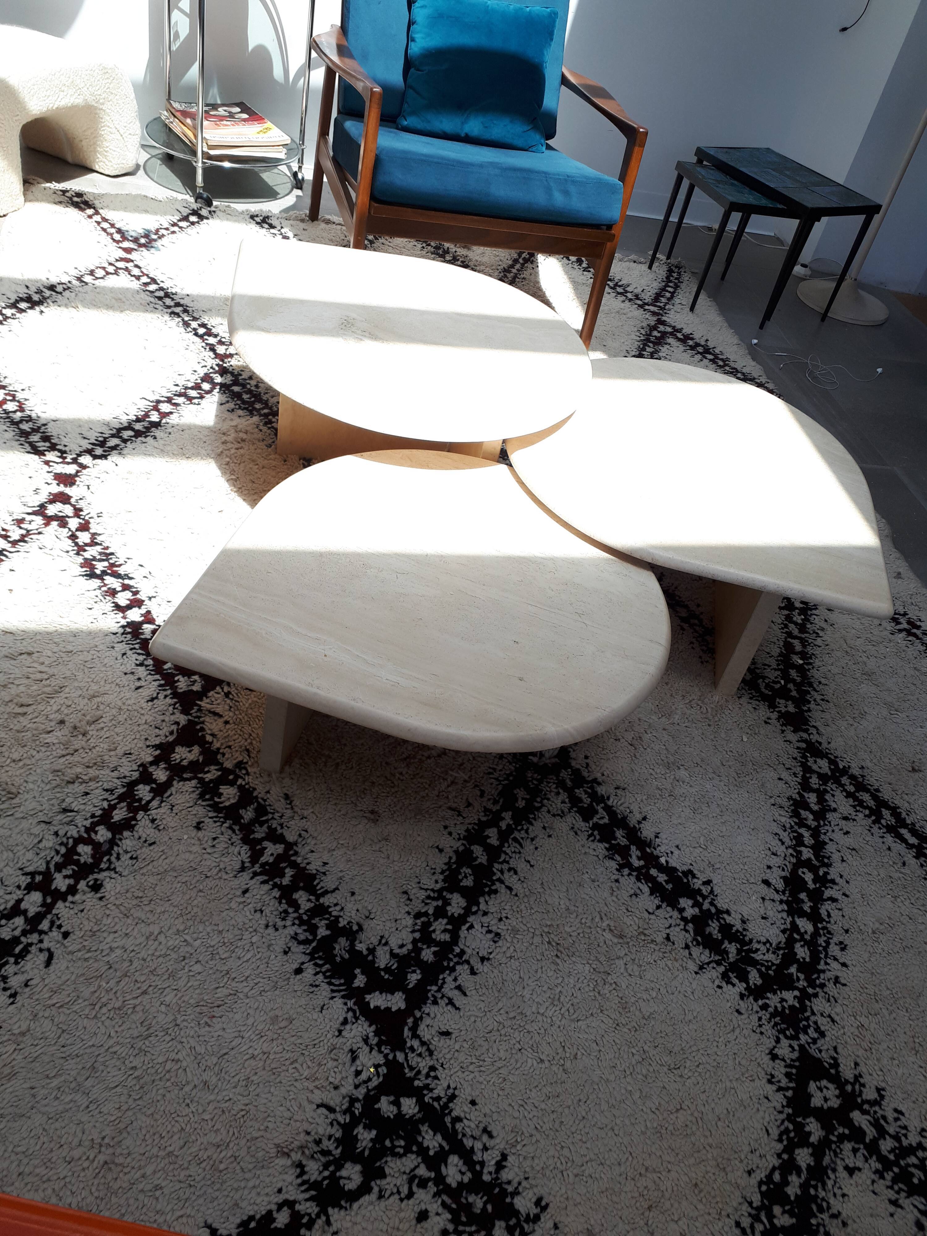 Tables gigognes en travertin Roche Bobois