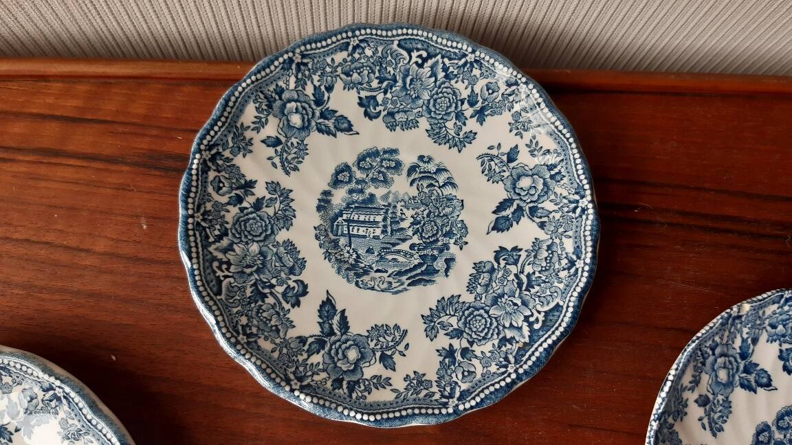 Set of 4 vintage Myott Staffordshire "Tonquin" coffee cups