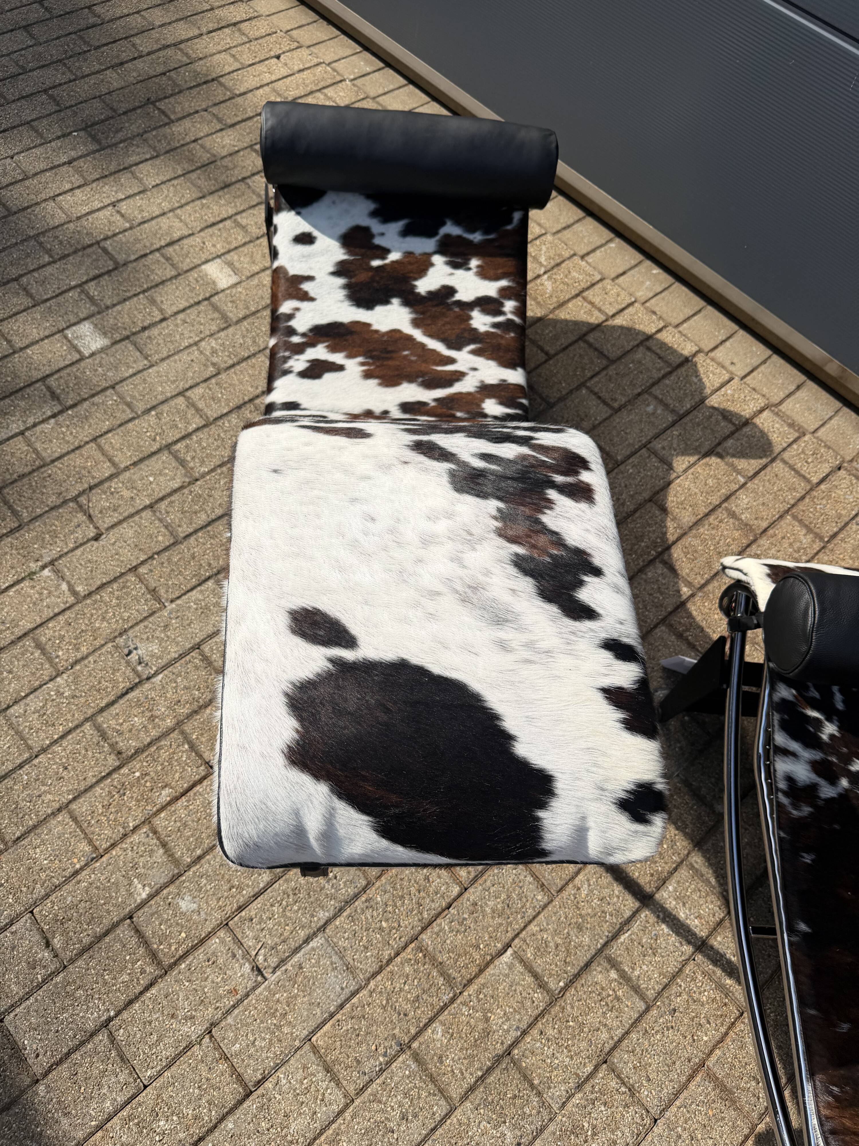 Cassina LC4 Le Corbusier original (signed) in cowhide, in new condition.