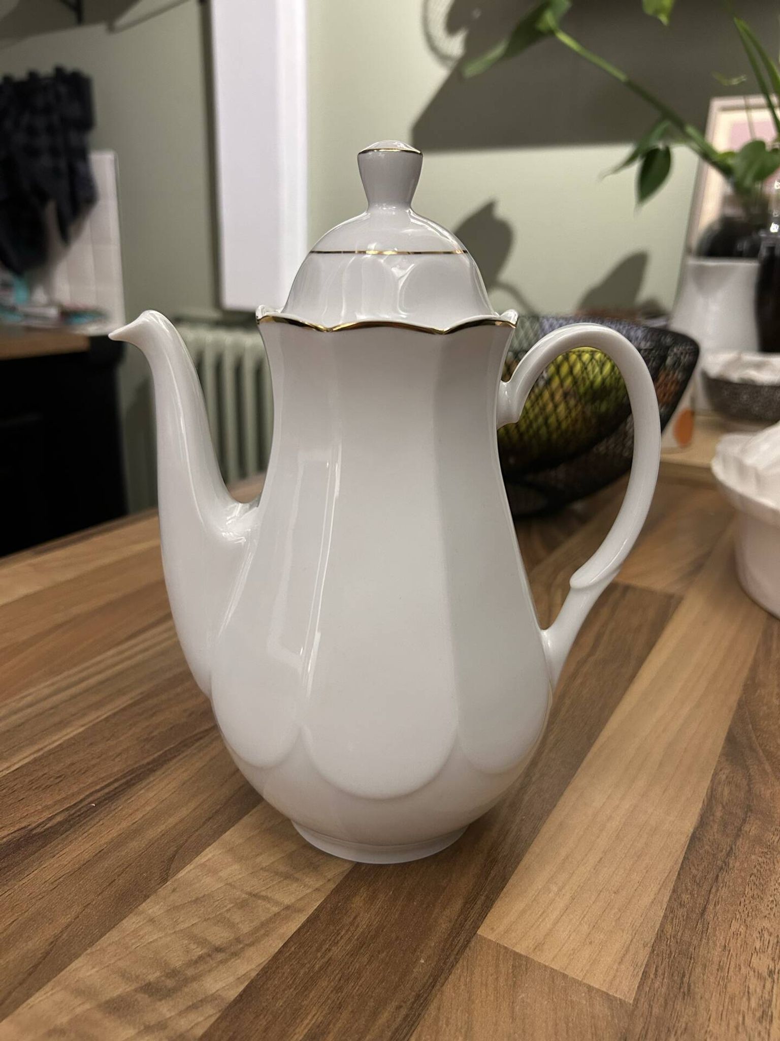Cafetière vintage en porcelaine blanche et filet doré