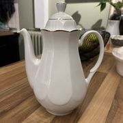 Cafetière vintage en porcelaine blanche et filet doré
