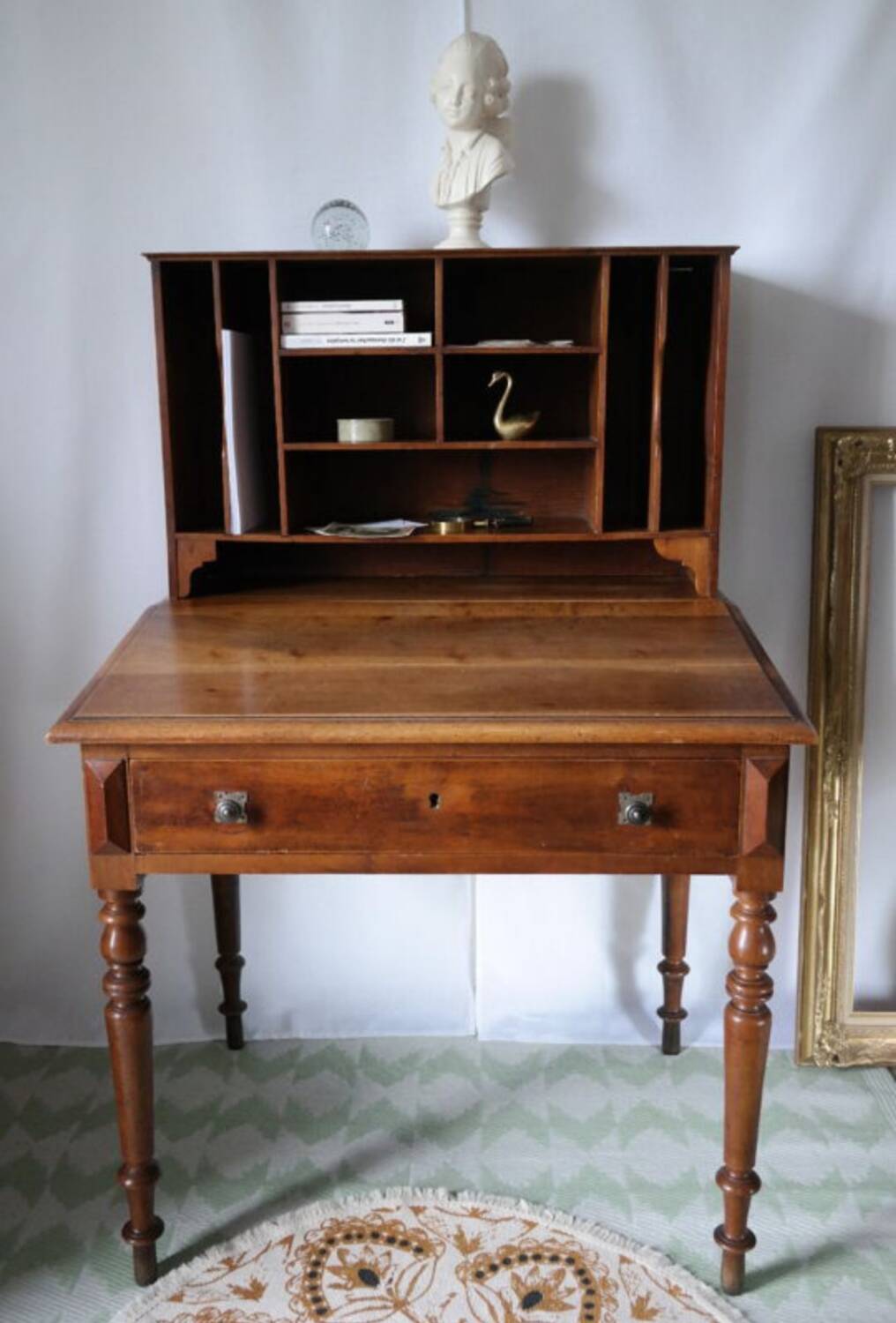 Secrétaire trieur à pente en noyer