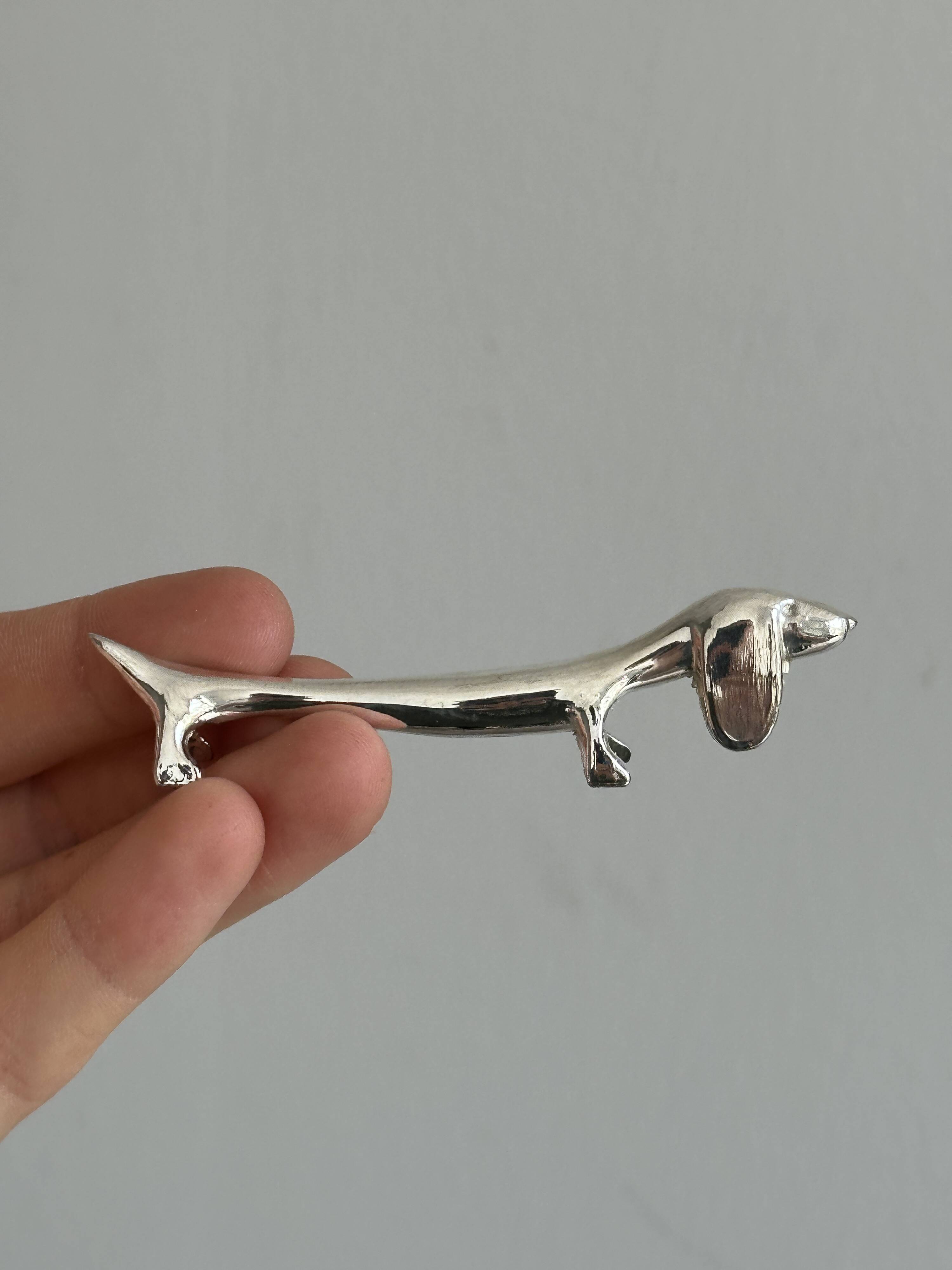6 dog-shaped knife rests, in silver-plated metal.