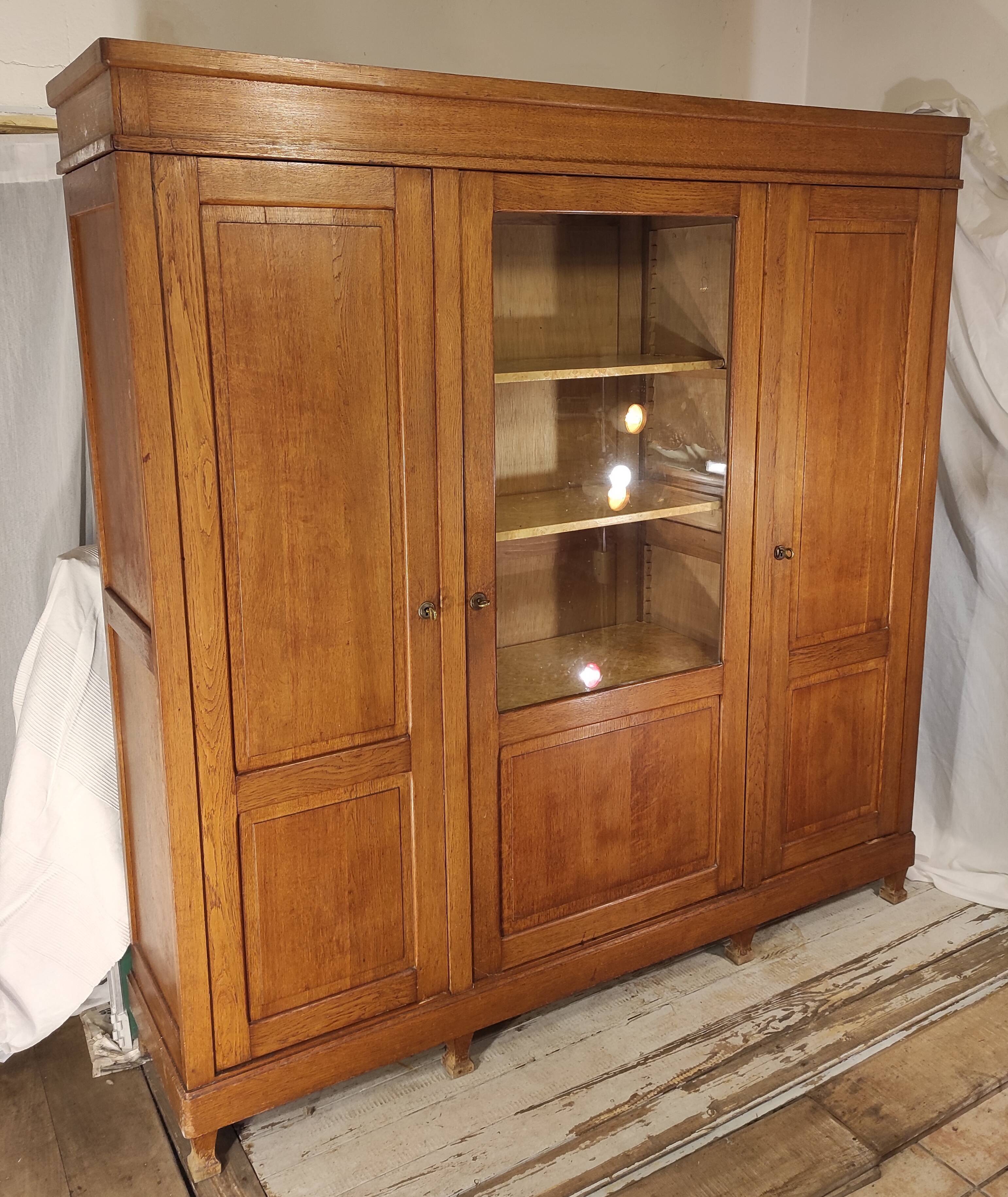 Trade library with showcase