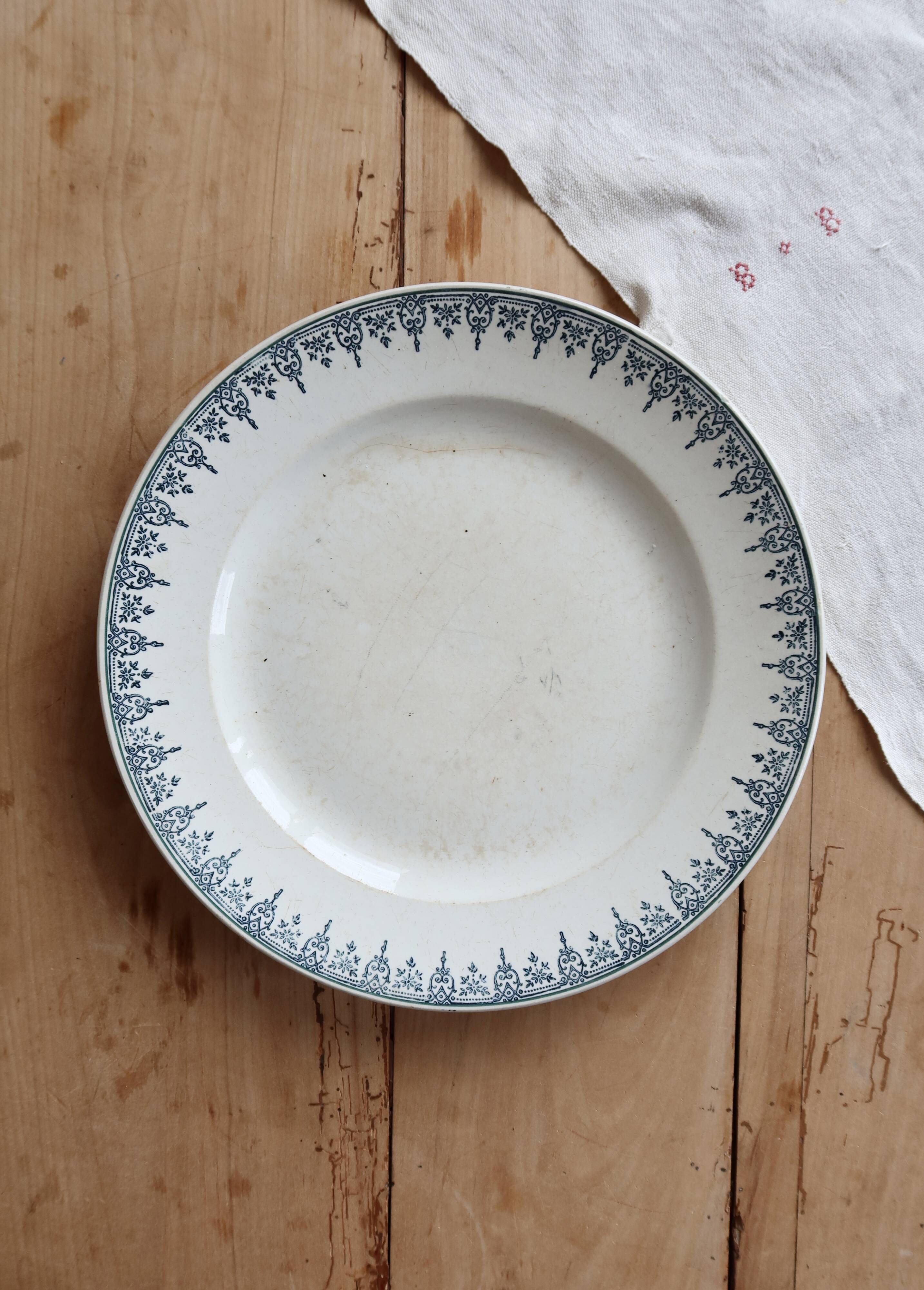 Round serving dish, Saint Amandinoise ironstone, Saint Amand 4500
