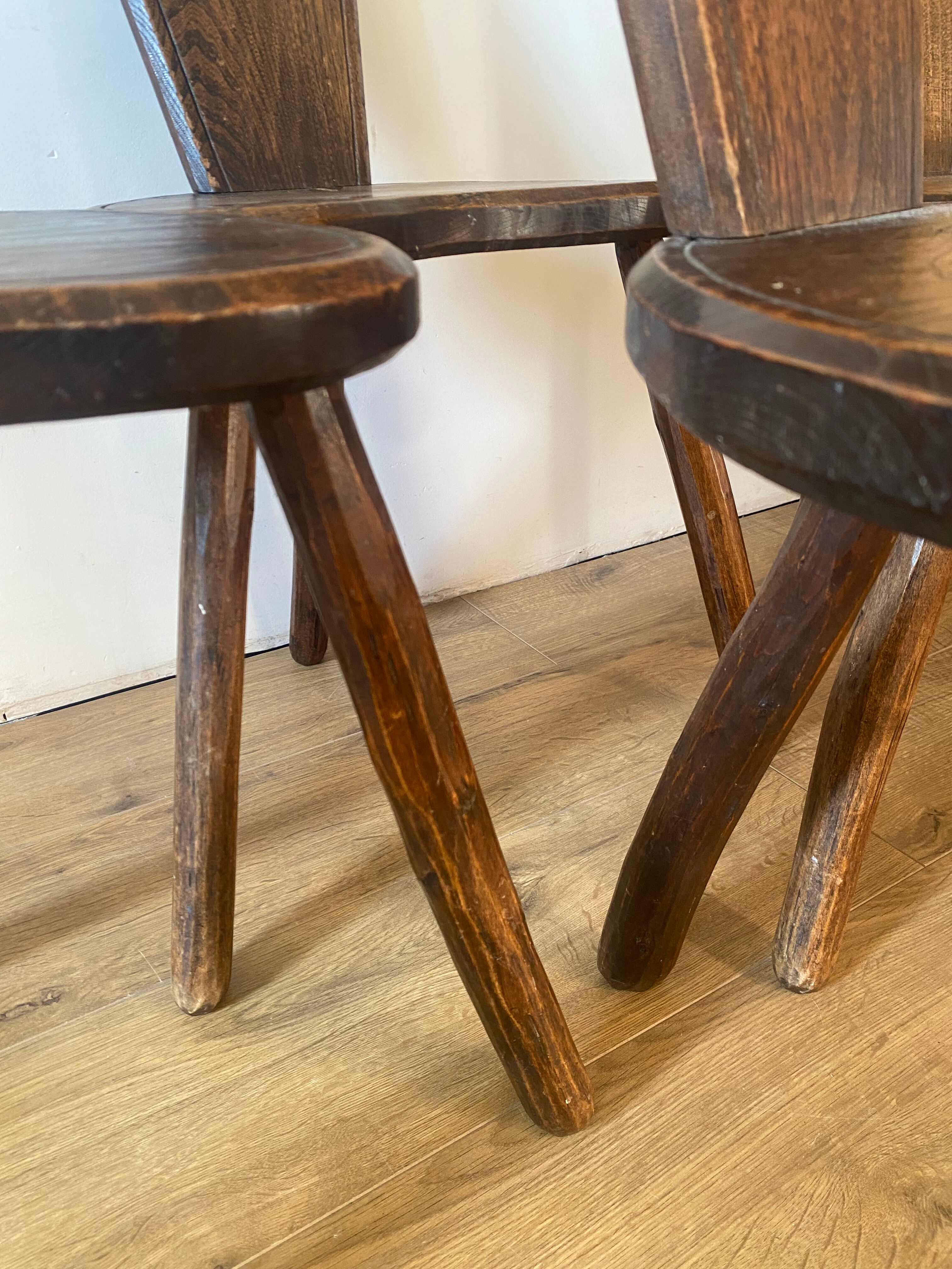 4 chaises tripode de ferme brutalistes