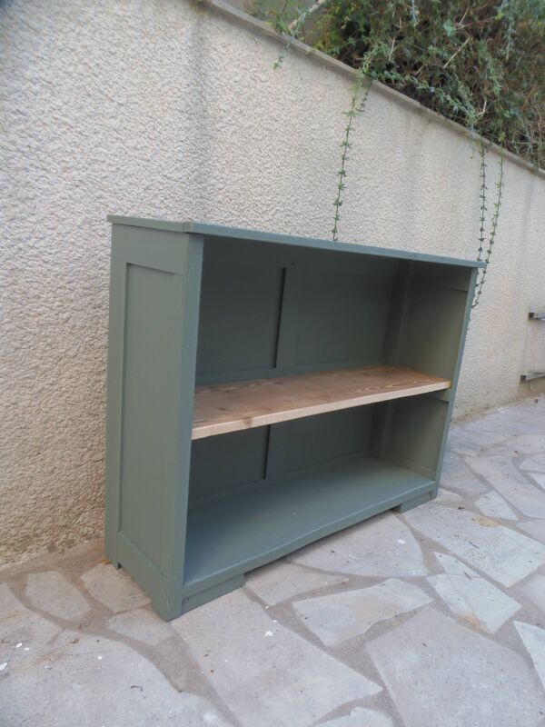 Meuble de métier vintage transformé en bibliothèque, vaisselier vert fumé.