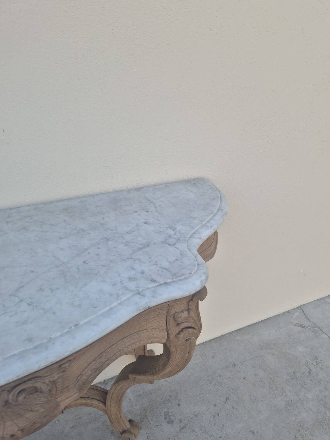 Louis XV curved console in solid oak, 18th century, decorated