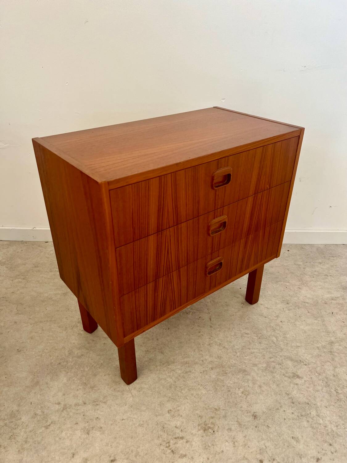 Small chest of drawers or bedside table in teak, Scandinavian design from the 70s vintage