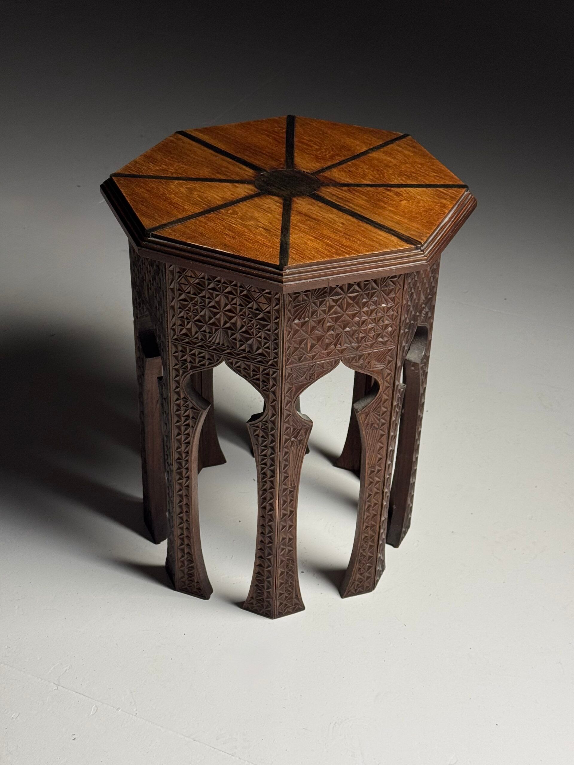 Table d'appoint anglo-indienne vers 1900