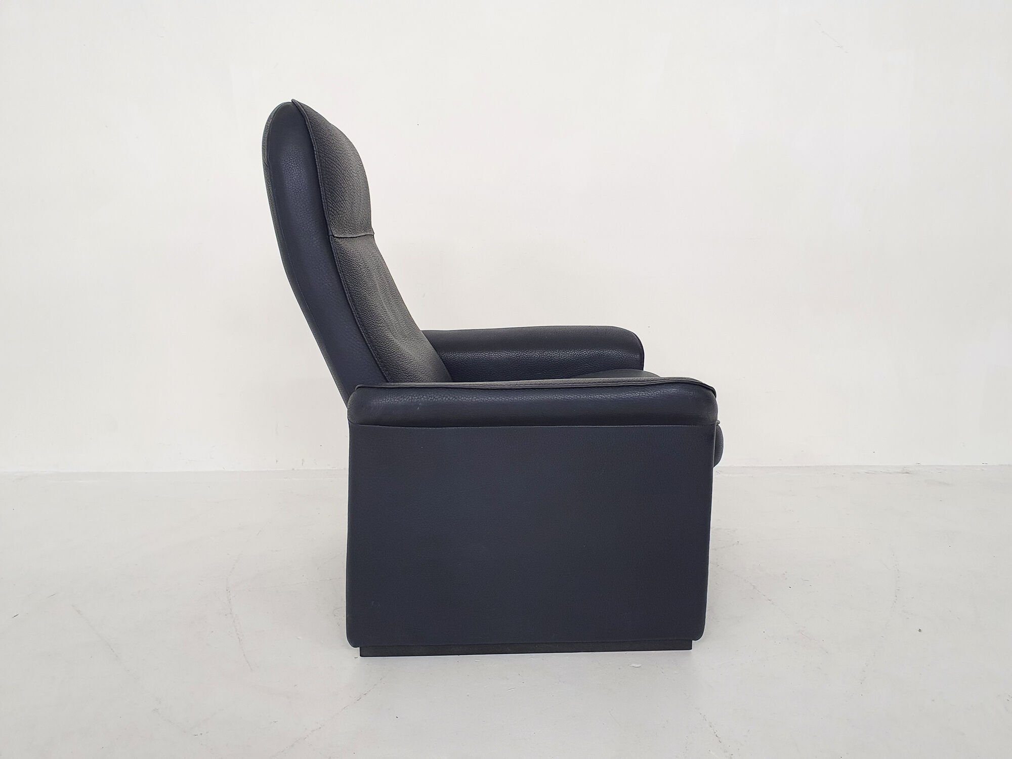 De Sede DS50 dark blue leather lounge chair, Switserland 1980's