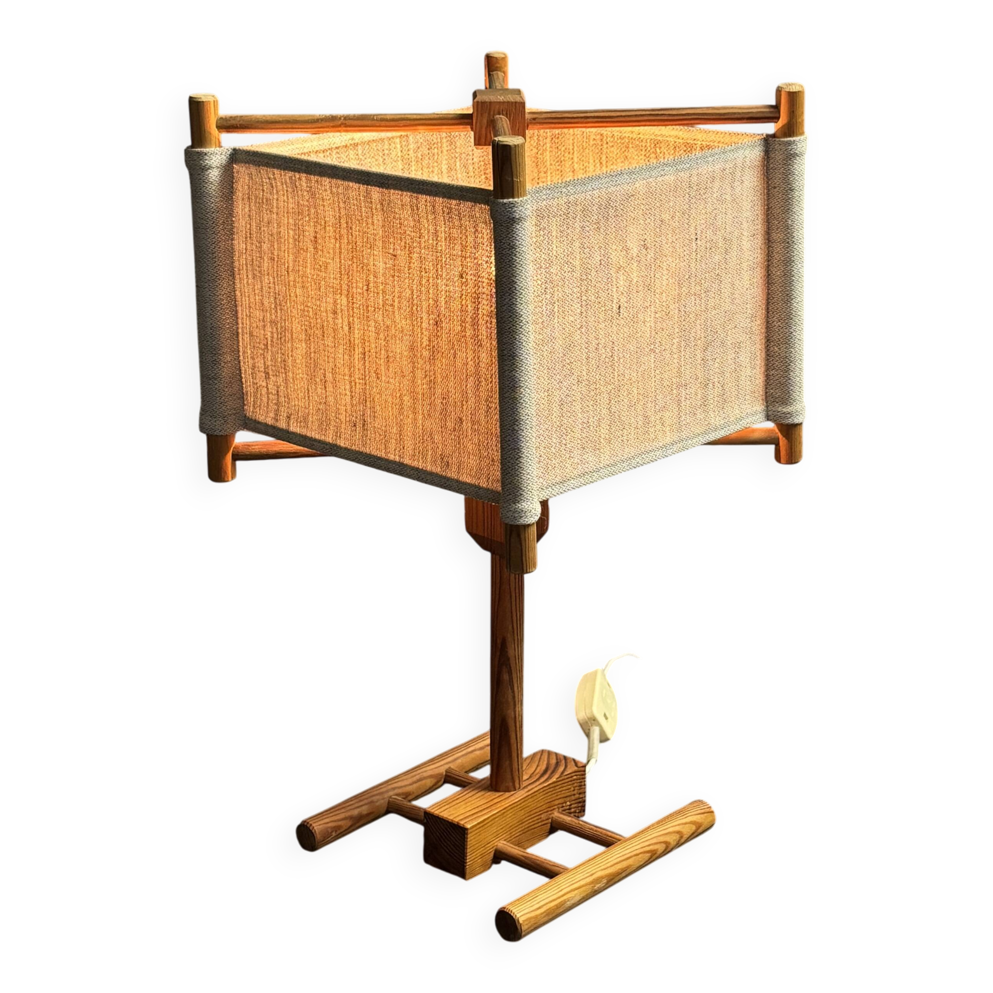 Lampe de table en pin scandinave des années 1970 avec abat-jour en tissu carré.