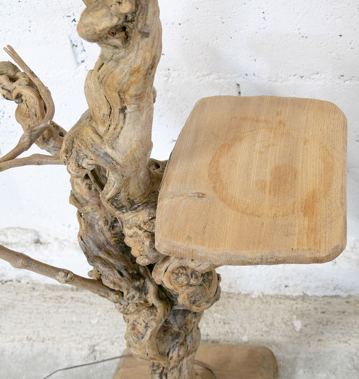 Lampadaire en bois brut