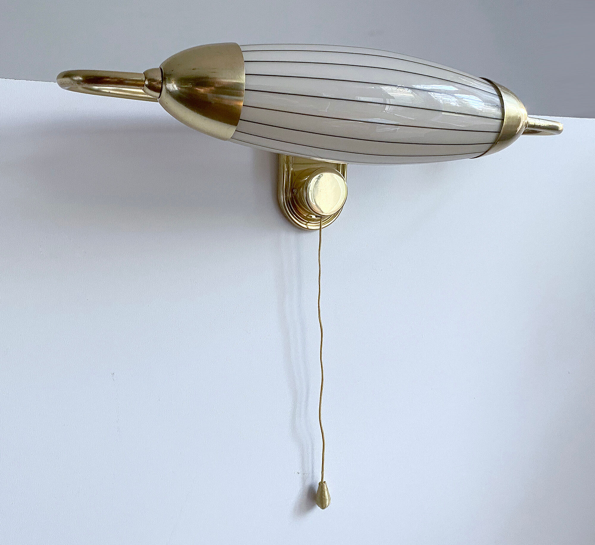 Applique art deco tete de lit, forme dirigeable, laiton opaline