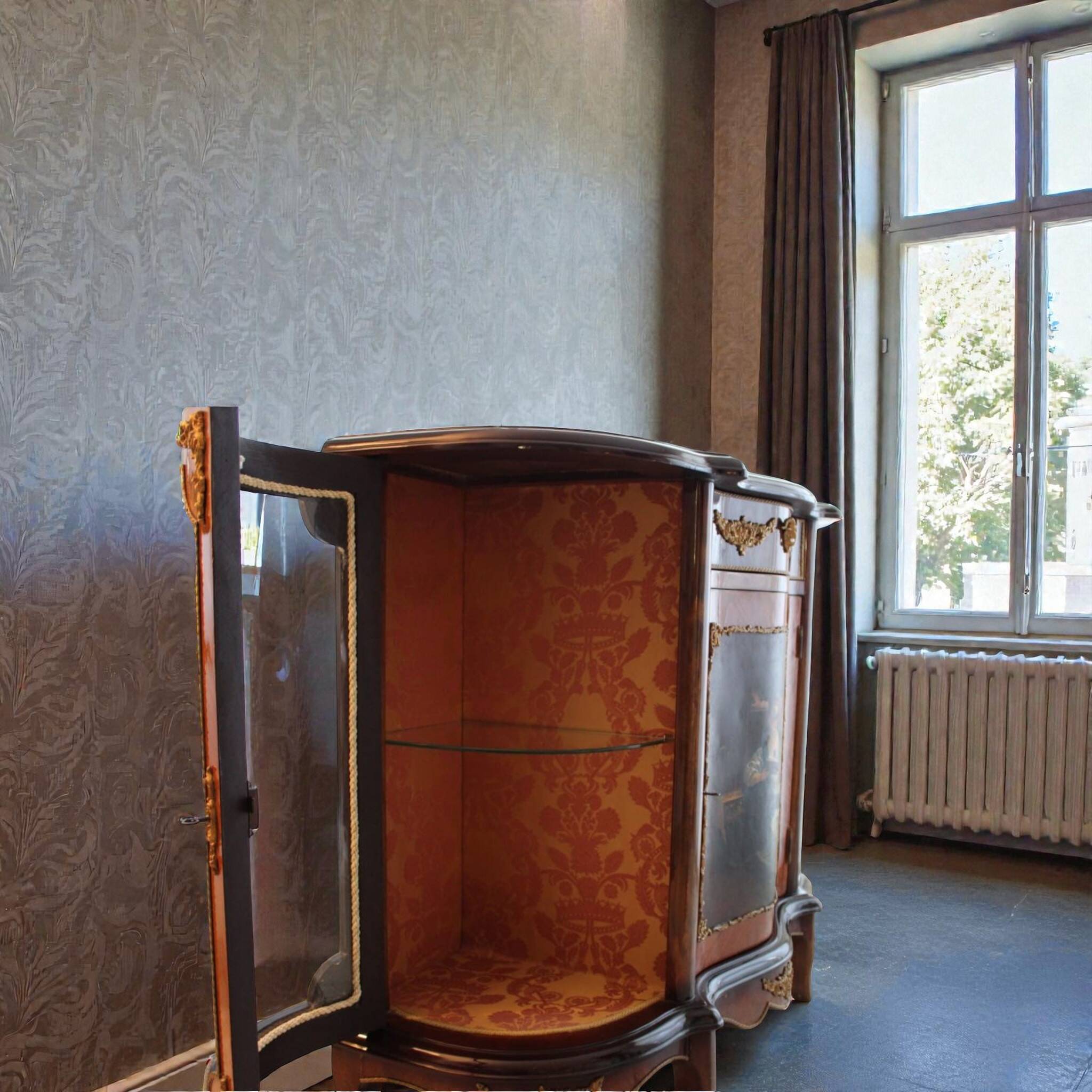 Buffet Louis XV – Peinture centrale et marqueterie bronze